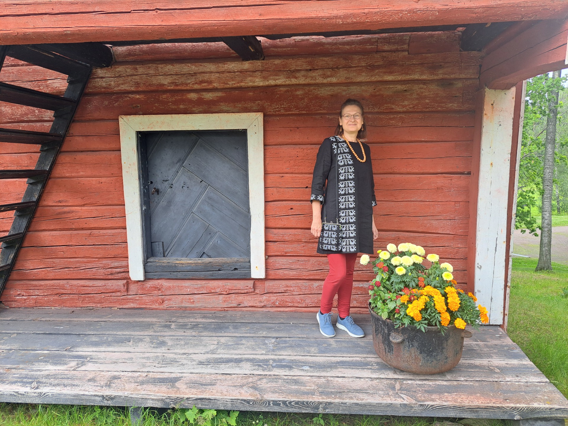 Päivin nykyisellä kotiseudulla Tuusulanjärven rantamilla on monia helmiä kulttuurimatkailun ja kahviloiden ystäville. Kuvassa Päivi upean Kallio-Kuninkalan kesäkahvilan pihapiirissä Järvenpäässä.