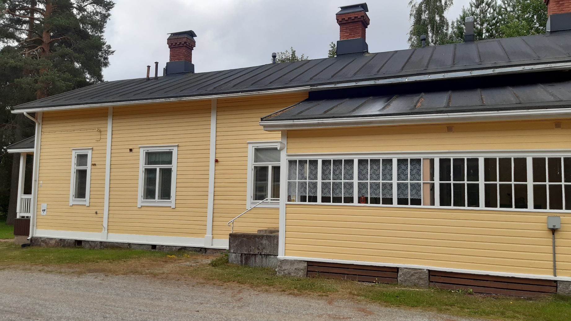 Keltainen vanha puurakennus